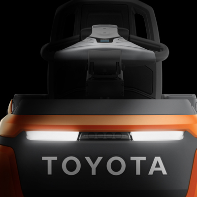 Toyota Optio madaltõstega komplekteerimistõstuki eestvaade